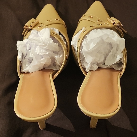 Elegant Tan Mules with Gold Accents - Picture 7 of 7